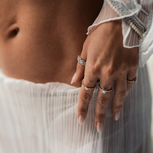 Pierścionek Beaded Solitaire z diamentem w żółtym i białym złocie