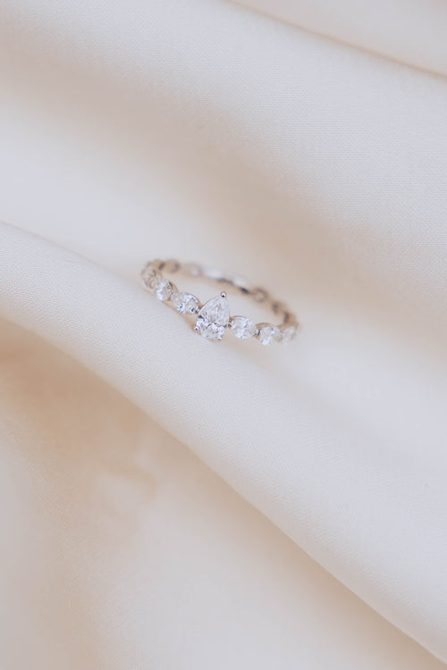 Pierścionek z białego złota z diamentem Éternelle Pear Diamond Ring