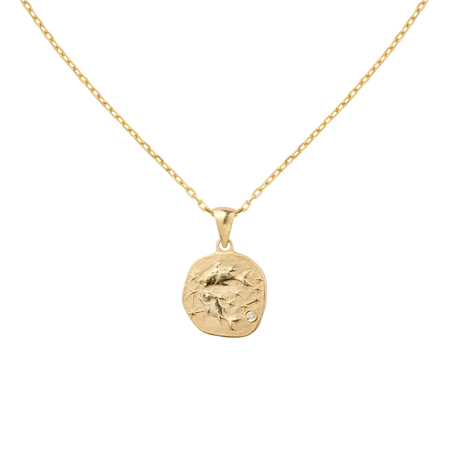 Złoty naszyjnik z medalionem ze znakiem zodiaku Ryby