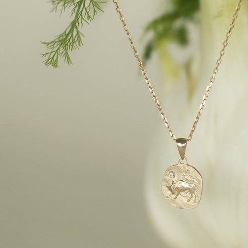 Złoty naszyjnik z medalionem ze znakiem zodiaku Strzelec