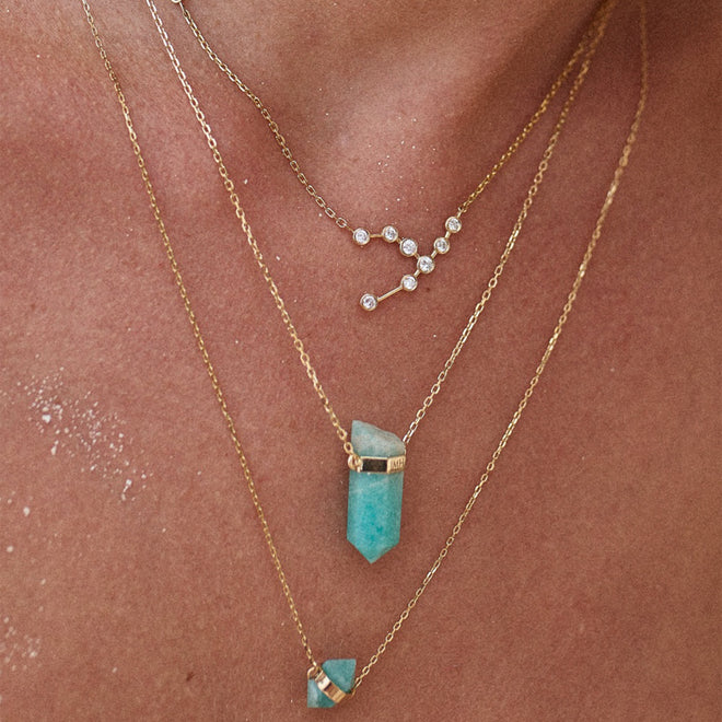 Złoty naszyjnik z konstelacją Rak i diamentami